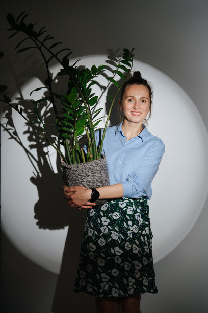 光圈电影肖像一个迷人的女人看着相机。图片下载