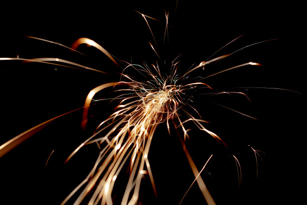 黑暗中的火花。线的光。图片下载