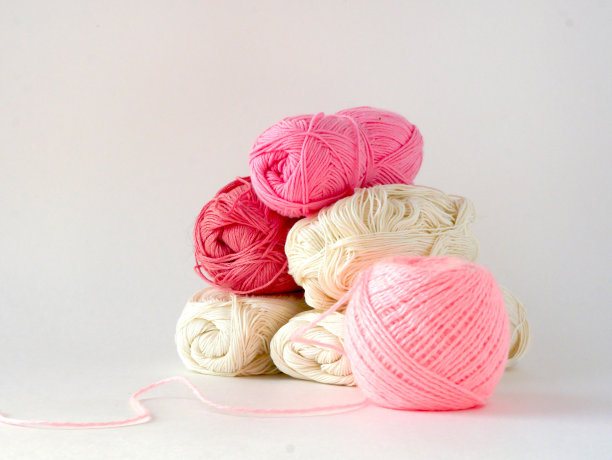 灰色针织用彩色毛线球，有文字空间。图片下载