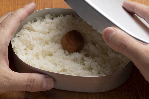 简单的便当盒，干梅子配白米饭。图片下载