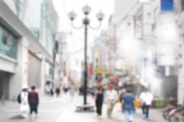 亚洲城市购物街上游客人群的模糊形象。图片下载