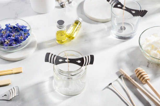 为自制的天然环保大豆蜡工具蜡烛，灯芯，香水，精油在大理石桌子上。制作过程。时尚DIY。工艺爱好，小生意，工匠产品理念图片下载