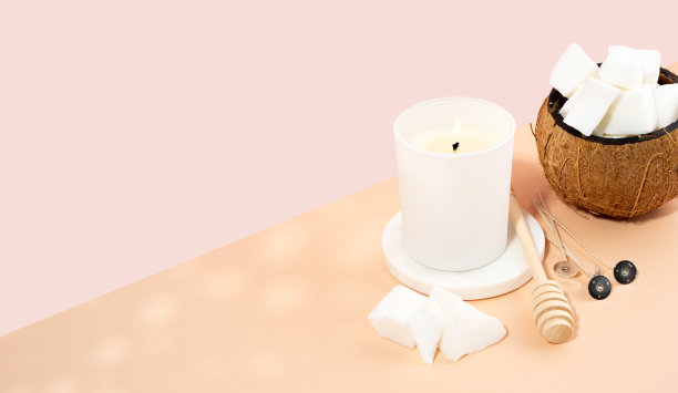 椰蜡，蜡烛，灯芯在米黄色的粉红色的背景。设置自制的天然环保椰子蜡烛。新潮的diy，手工概念。极简主义者。等角投影。本空间图片下载