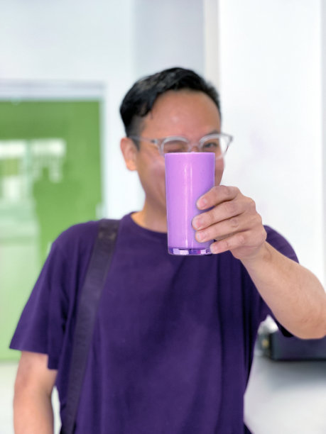 拿着果汁的男人。图片下载