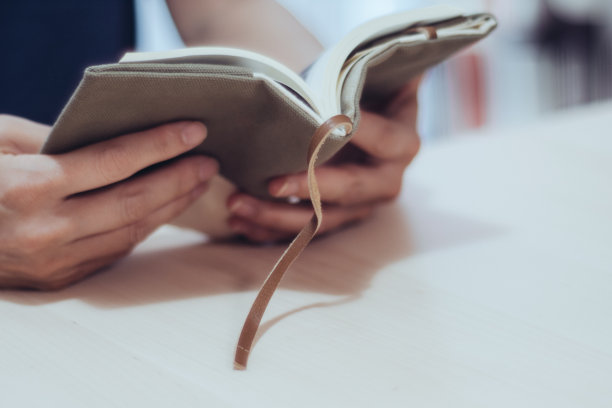 一个人在读平装书的图像图片下载