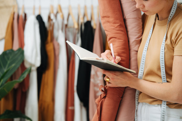 裁剪的一个女裁缝在她的账本上写帐户的形象图片下载