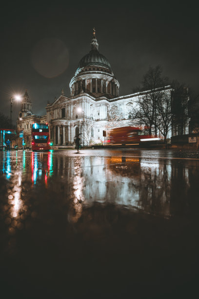 英国伦敦圣保罗大教堂夜景长曝光图片下载