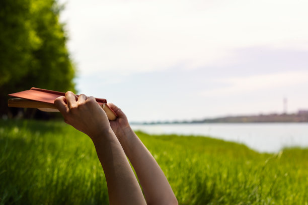 手拿着书图片下载