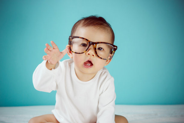 亚洲女婴戴眼镜图片下载