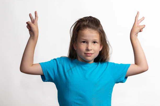 一个穿着t恤的快乐女孩的肖像图片下载