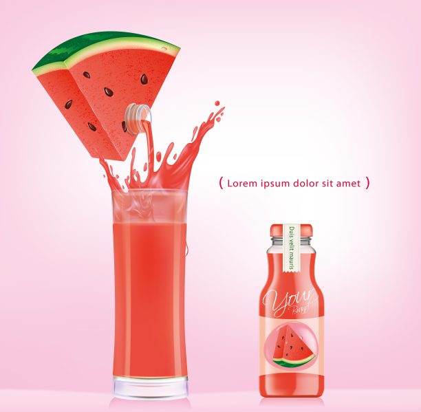 现榨西瓜汁装在玻璃杯里，可以装在设计精美的瓶子里。素材图片