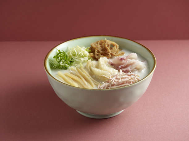 顶仔式粥在一个盘子孤立在席侧视图在灰色的背景图片下载