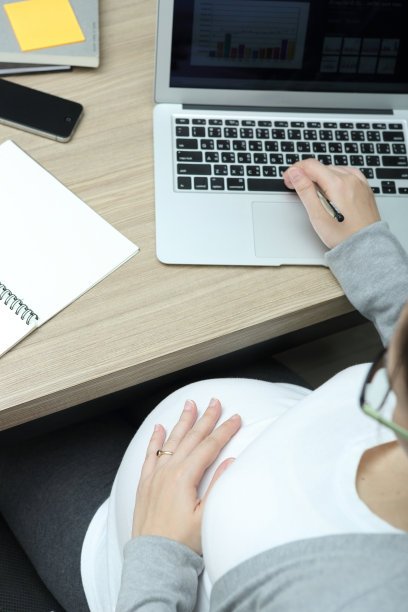 孕妇在家工作，健康为新家庭理念。图片下载