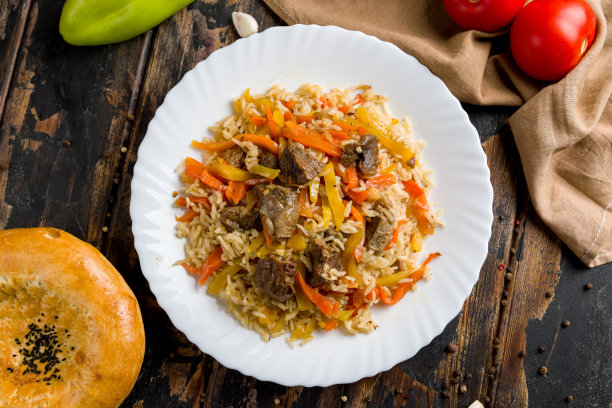 木制餐桌上的牛肉抓饭俯视图图片下载