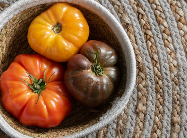 牛排和西红柿放在篮子里图片下载