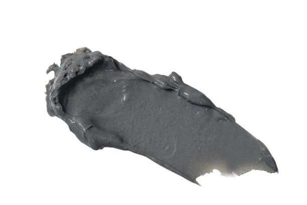 在白色的背景上，有死海矿物的泥面膜。图片下载