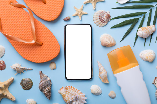 平板构成与手机和海滩配件彩色背景。空白屏幕的智能手机模拟拷贝空间图片下载