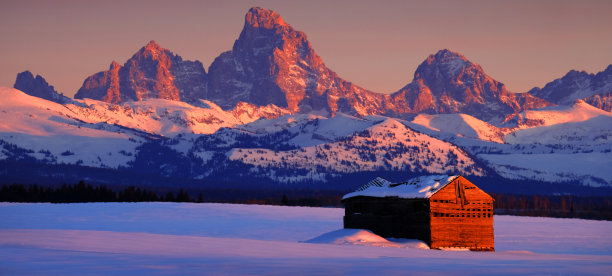 冬天的蒂顿山日落与老木屋宅地建筑图片下载