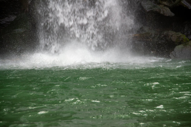 蓝色的流水图片下载