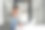 男经理在办公室的办公桌上一边喝咖啡，一边用笔记本电脑工作图片下载