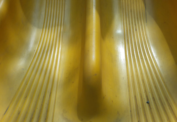 孩子们的游乐场在公园里。特写照片图片下载