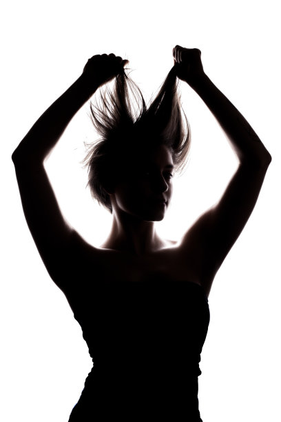 一个女孩的剪影肖像，短发，双手高举。孤立在白色背景下。图片下载