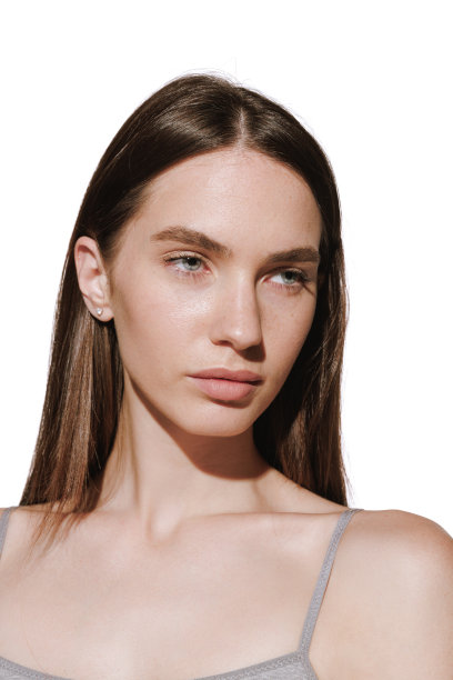 美丽的年轻女孩的肖像孤立在白色的工作室背景。完美的脸型图片下载