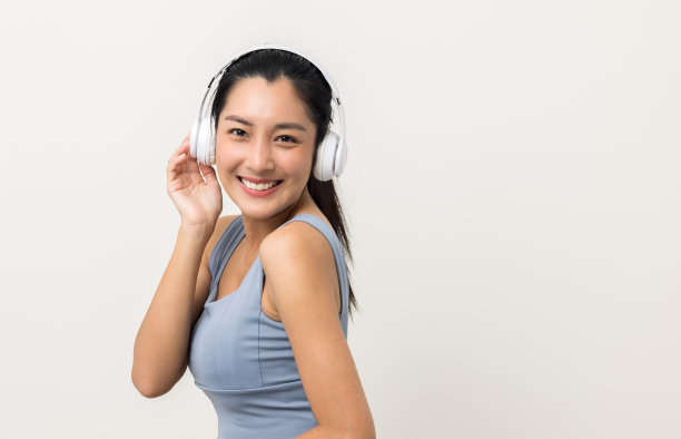 性感的运动健身亚洲女性运动装耳机孤立的白色背景。肖像好身材和健康的女人站姿锻炼健身在工作室。图片下载