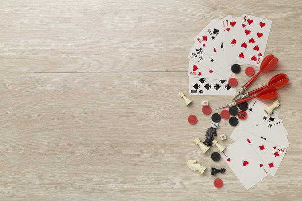 不同的桌面游戏木制背景，俯视图图片下载