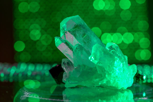 石英有很多种颜色图片下载