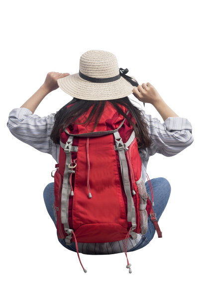 亚洲女人的后视图与帽子和背包坐图片下载