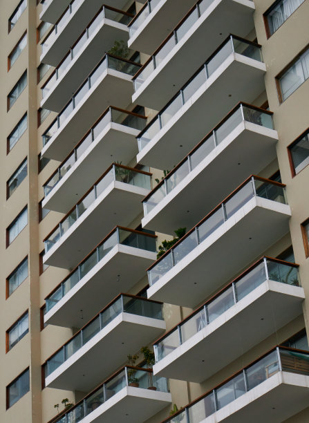 带奶油色阳台的建筑图片下载