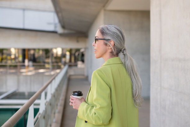 商场里头发花白的女商人的侧视图图片下载
