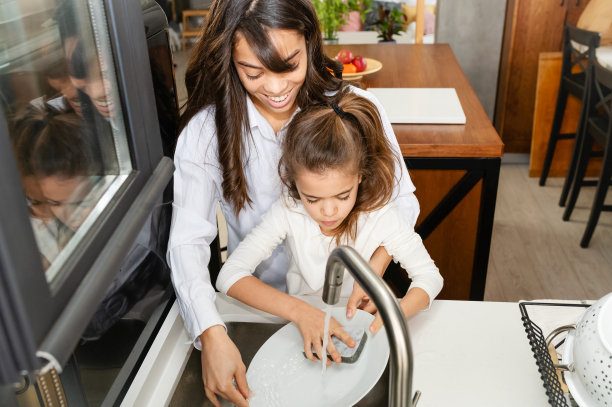 妈妈和女儿一起洗碗图片下载