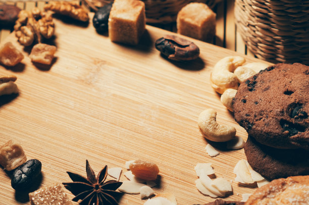 桌子上用坚果和香料装饰的点心图片下载