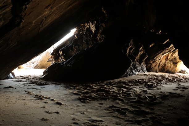 在海滩的洞穴里图片下载