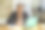年轻的成年企业家，自由职业的黑人女性，小企业主，用笔记本电脑和智能手机在家庭办公室看着摄像头工作图片下载