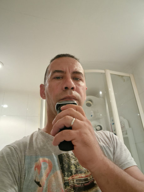 成年男子剃须肖像图片下载