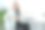 一个亚洲商业女性坐在工作和使用电脑笔记本电脑的肖像在办公室图片下载