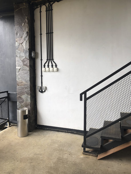 砖墙内无水龙头接水图片下载