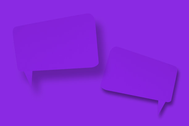在紫色背景下，说话泡泡形状的紫色纸。沟通泡沫。图片下载