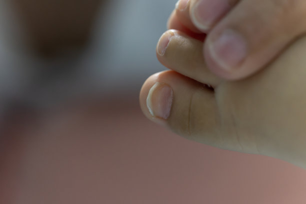 婴儿腿长指甲的特写图像图片下载