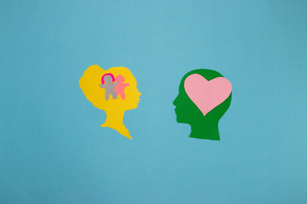 男女纸头上的淡蓝色背景，一个男人爱上了一个他从小爱的女孩图片下载