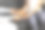 情侣爱一起送礼物的特写。年轻夫妇为周年纪念送礼盒。图片下载