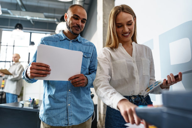 两名员工在办公室使用新式打印机图片下载