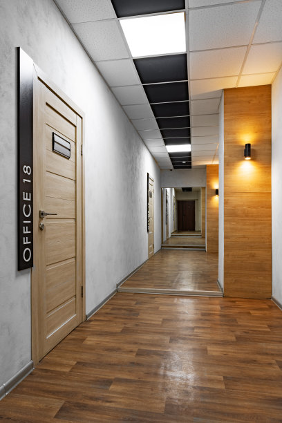 长空的大厅在新的商务办公室图片下载