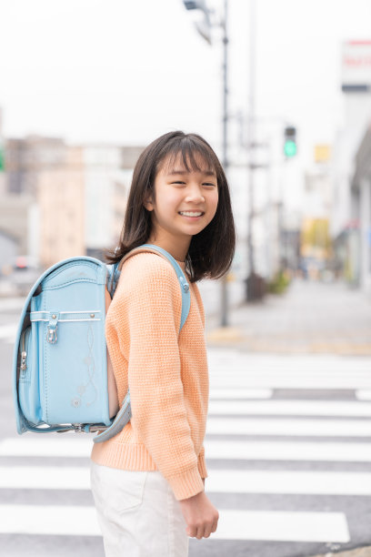 亚洲小学女生，书包图片下载