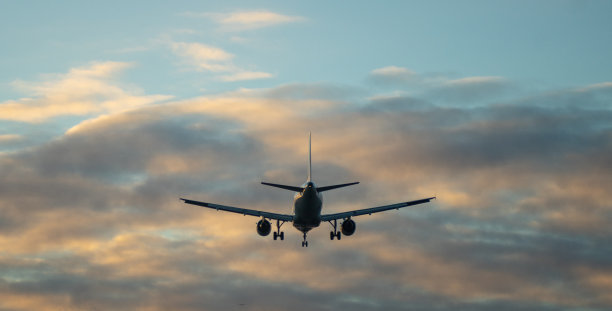 天空中的飞机图片下载