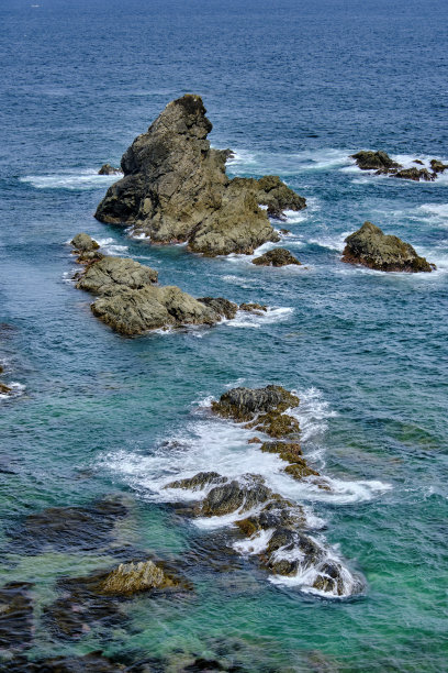 由海岸侵蚀引起的岩层图片下载