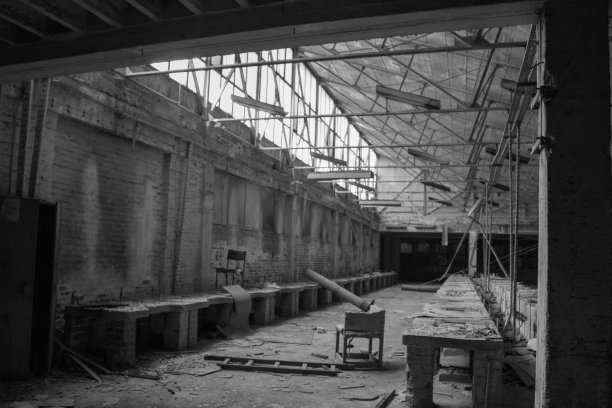 废弃工厂的激情镜头图片下载